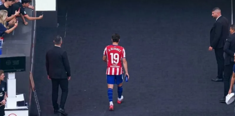 Simeone explicó que Julián Álvarez se fue solo al vestuario por «decisión del club»